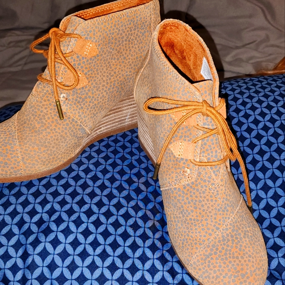 Toms Kala suede wedges size 8
